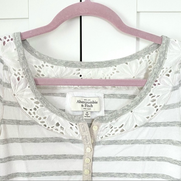 Women’s Abercrombie & Fitch Top in Medium - Picture 2 of 4